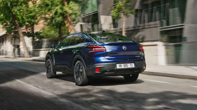 Citroën C4X 2025 : trois quarts arrière gauche sur route