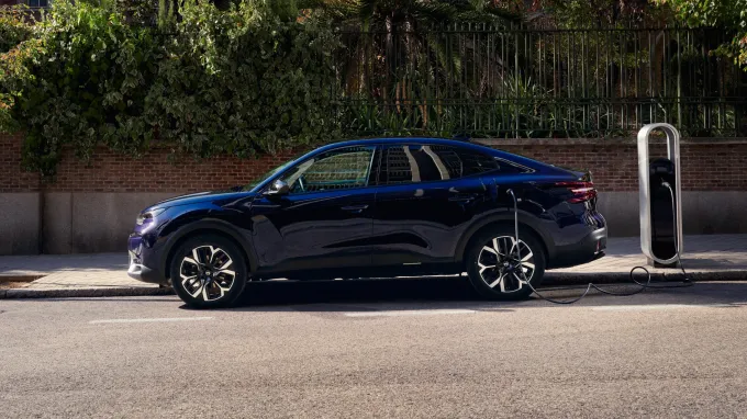 Citroën C4X 2025 : profil gauche garé dans la rue en charge