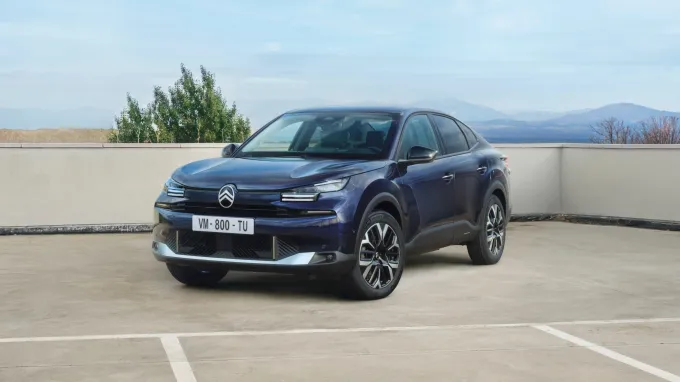 Citroën C4X 2025 : trois quarts avant gauche statique