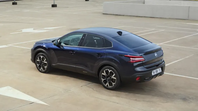 Citroën C4X 2025 : trois quarts arrière gauche en vue plongeante