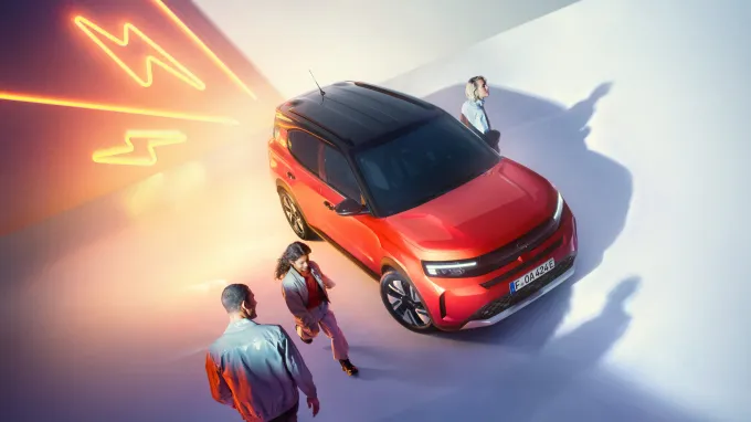 Opel Frontera 2024 : vue trois quarts avant droit plongeante avec famille