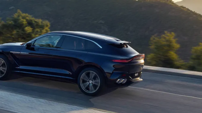 Aston Martin DBX GT : de profil ligne droite dans les collines