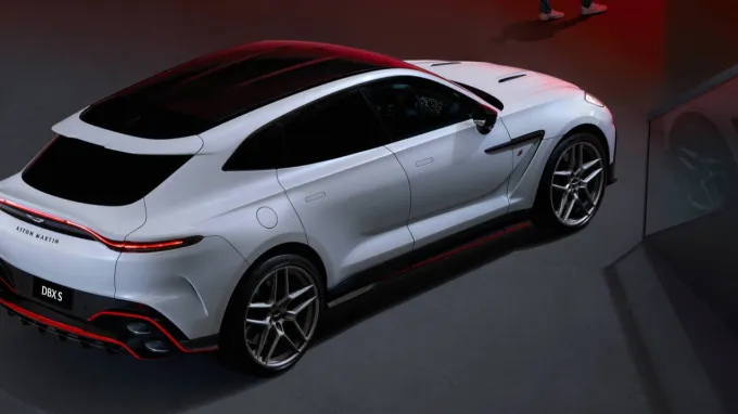 Aston Martin DBX S : vue plongée