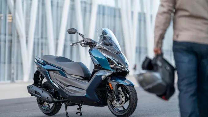 Kymco Downtown GT 125 : béquille centrale