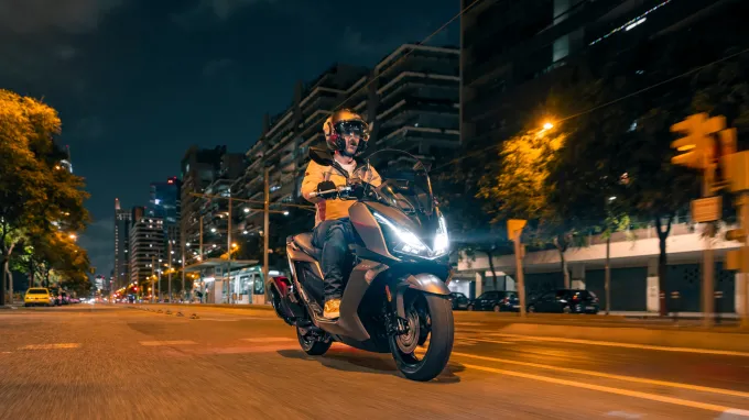 Kymco Downtown GT 350 : de nuit
