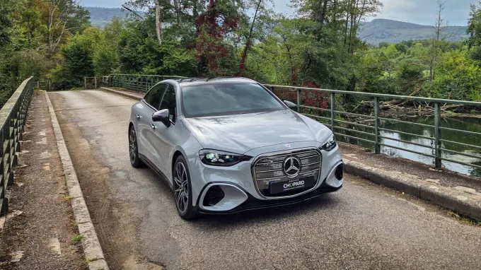 Mercedes Classe C électrique : sur un pont