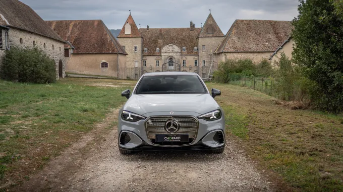 Mercedes Classe C électrique : face avant devant un chateau