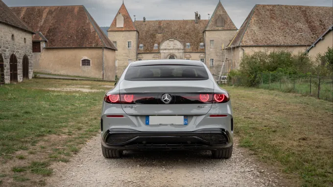 Mercedes Classe C électrique : face arrière devant un chateau