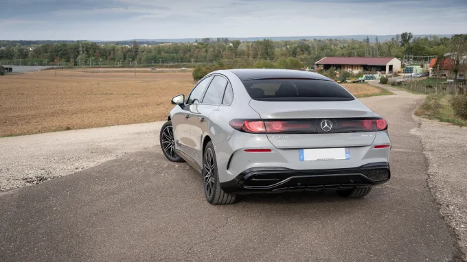 Mercedes Classe C électrique : 3/4 arrière devant les champs