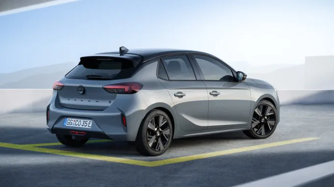Opel Corsa 2023 : trois quarts arrière droit statique
