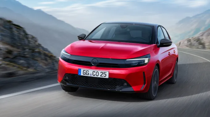 Opel Corsa 2023 : face avant sur route en virage