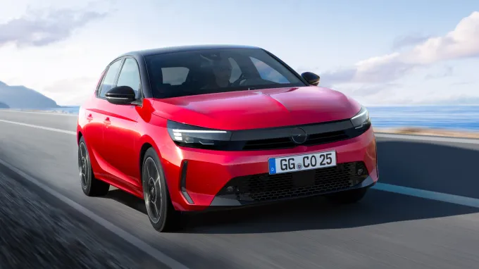 Opel Corsa 2023 : trois quarts avant droit sur route en bord de mer