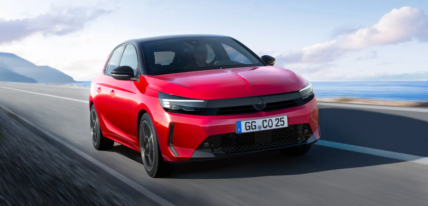 Opel Corsa 2023 : trois quarts avant droit sur route en bord de mer