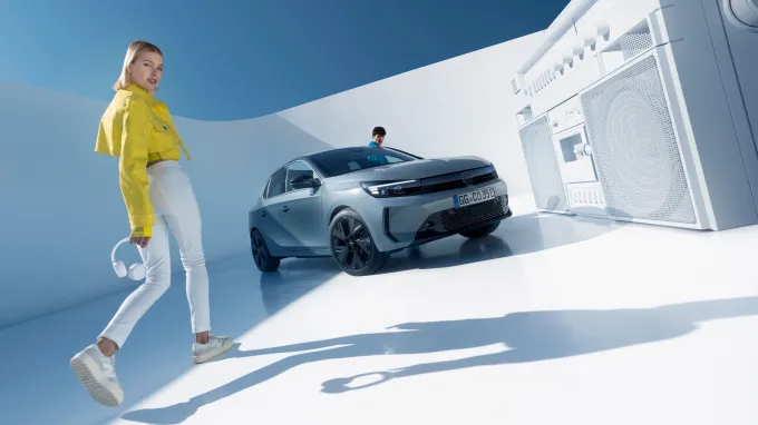 Opel Corsa 2023 : trois quarts avant droit statique avec modèles