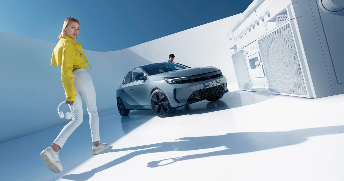 Opel Corsa 2023 : trois quarts avant droit statique avec modèles