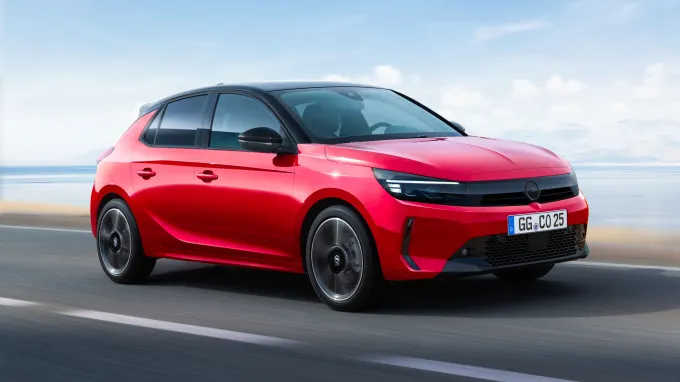 Opel Corsa 2023 : trois quarts avant droit sur route