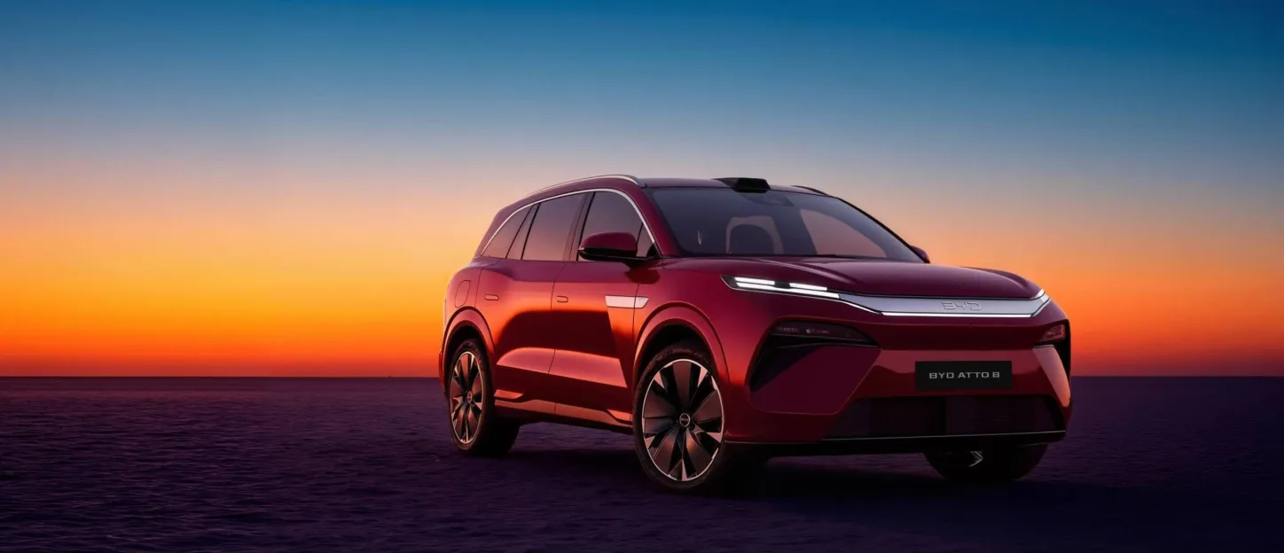 BYD Atto 8 : 3/4 avant coucher de soleil