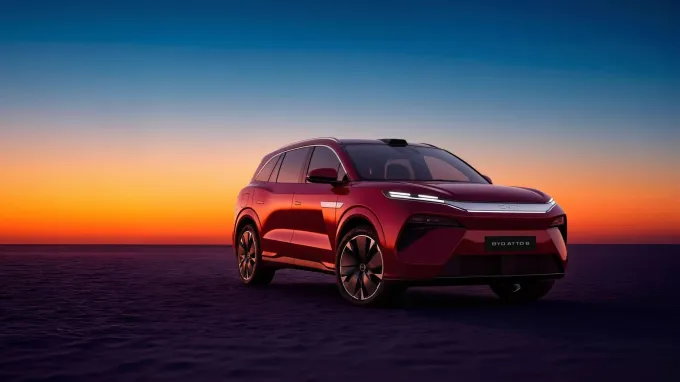 BYD Atto 8 : 3/4 avant coucher de soleil
