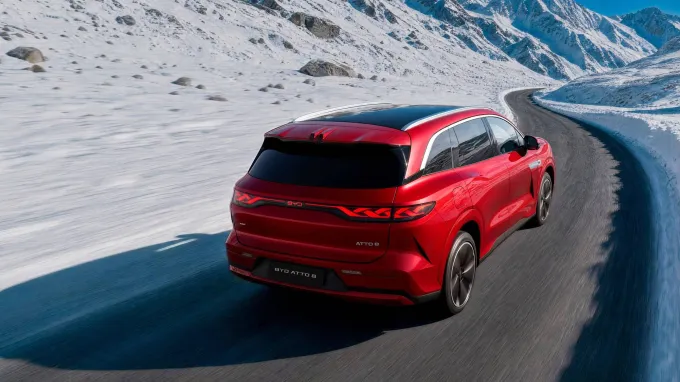 BYD Atto 8 : Route montagne enneigée