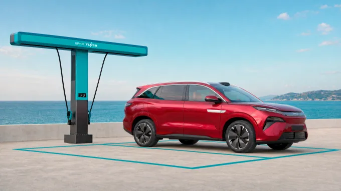 BYD Atto 8 : Station charge bord de mer