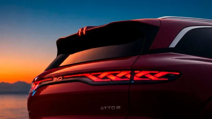 BYD Atto 8 : Signature lumineuse