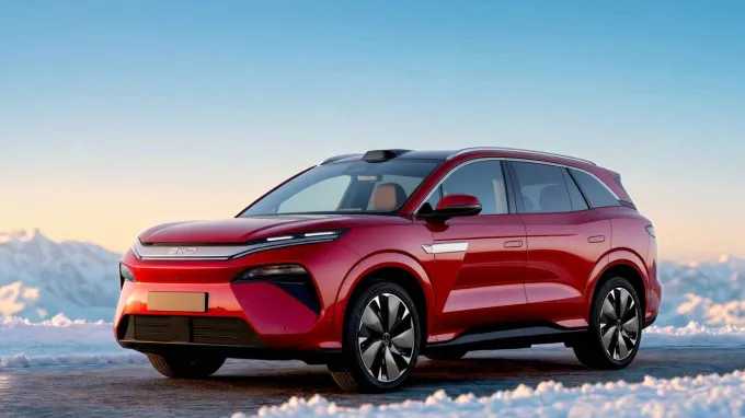 BYD Atto 8 : Route enneigée