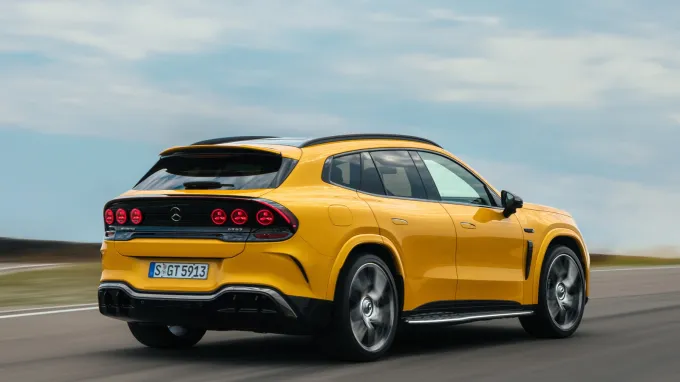 Mercedes-AMG GT SUV : 3/4 arrière circuit