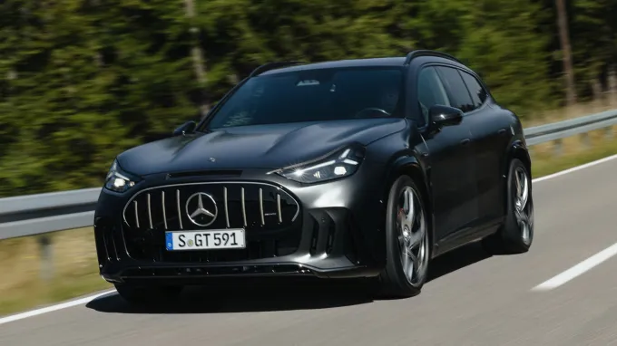 Mercedes-AMG GT SUV : Face avant route campagne