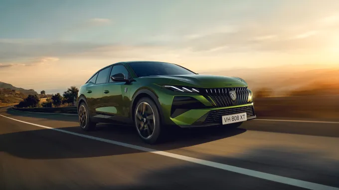 Peugeot 408 : vue contre-plongée en ligne droite