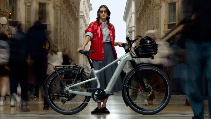 Specialized Turbo Vado : statique dans une allée urbaine