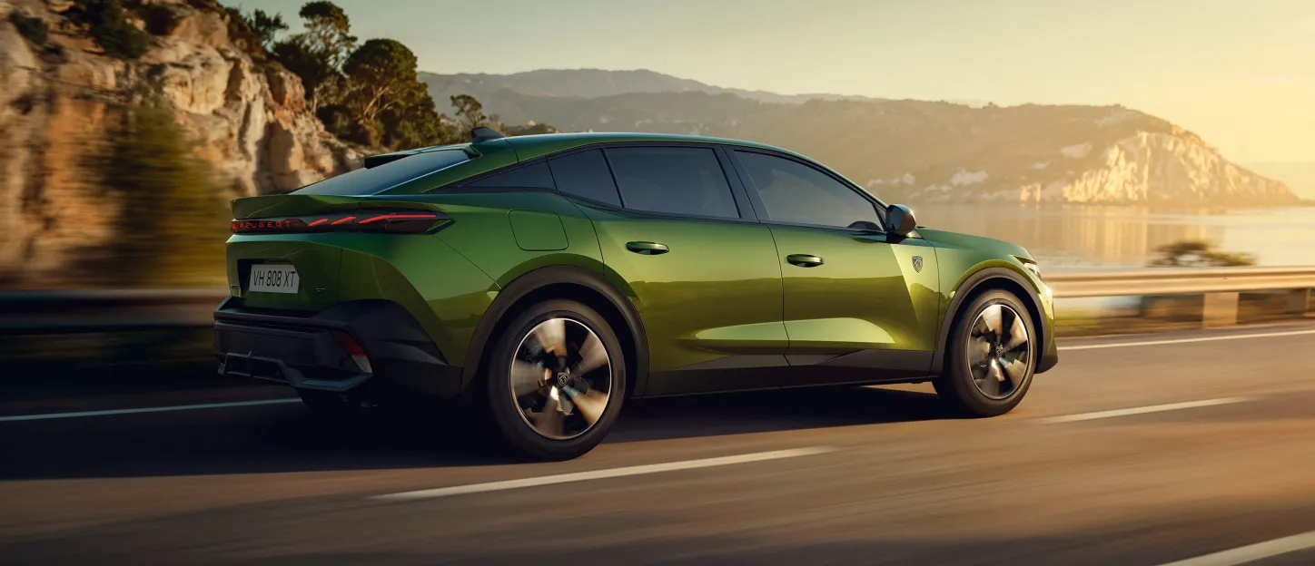 Peugeot 408 : sur un pont