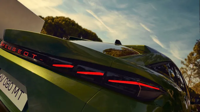 Peugeot 408 : Becquet et feux arrière