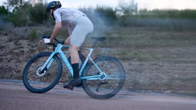 Giant Propel 2027 : avec cycliste