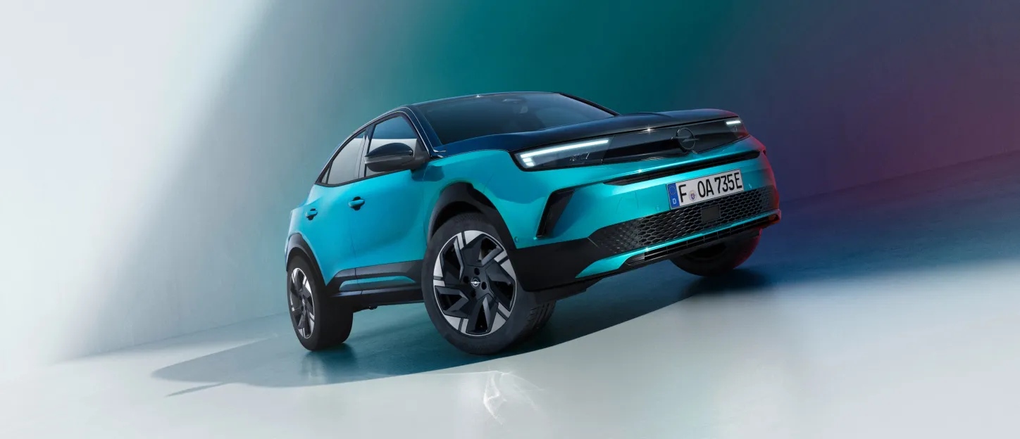 Opel Mokka 2025 : trois quarts avant droit statique en contre-plongée