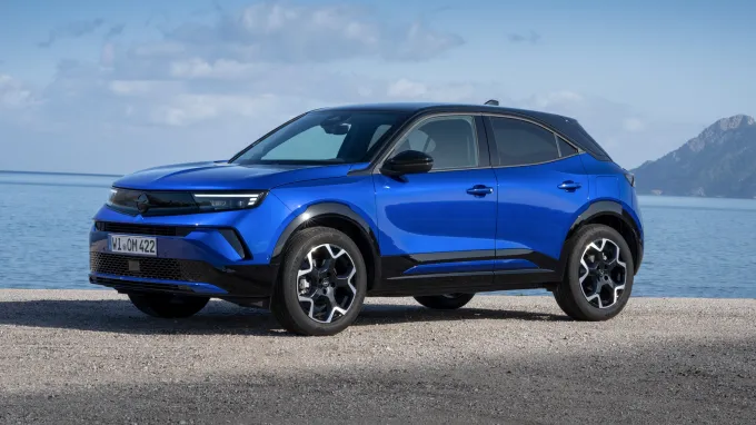 Opel Mokka 2025 : trois quarts avant gauche statique en bord de mer