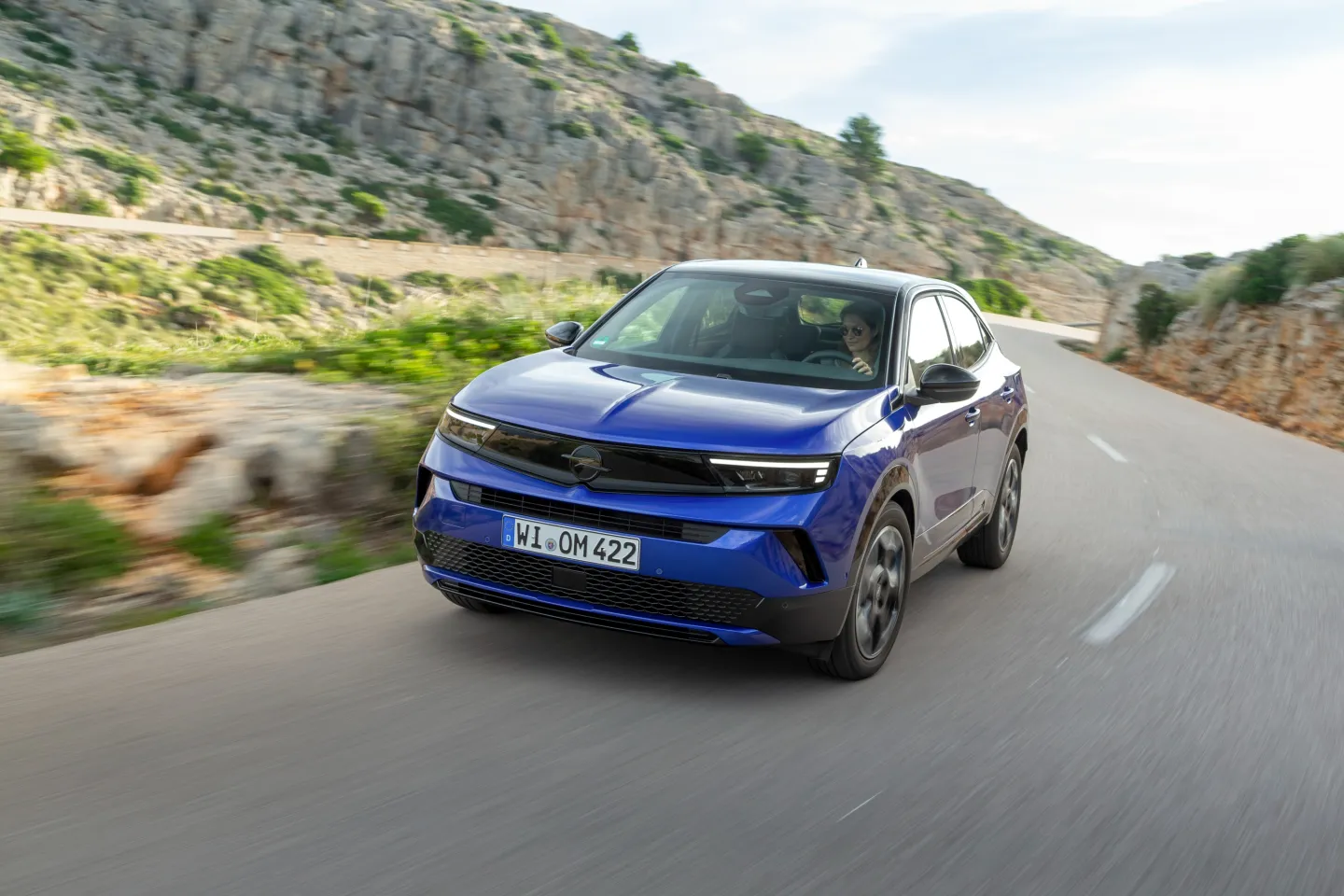 Opel Mokka 2025 : trois quarts avant gauche sur route de montagne