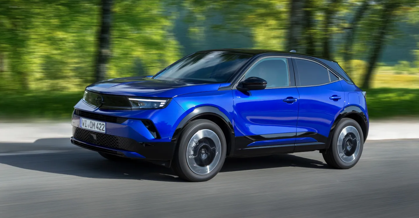 Opel Mokka 2025 : profil gauche sur route