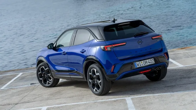 Opel Mokka 2025 : trois quarts arrière gauche statique en bord de mer