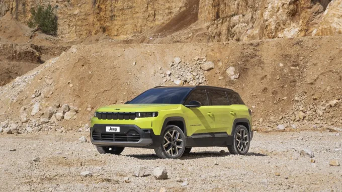 Jeep Compass : 3/4 avant statique désert