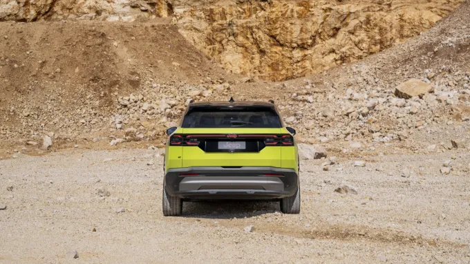 Jeep Compass : face arrière dans le désert