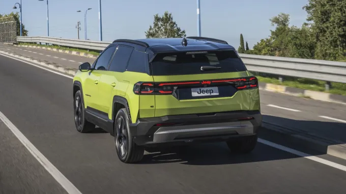 Jeep Compass : 3/4 arrière route