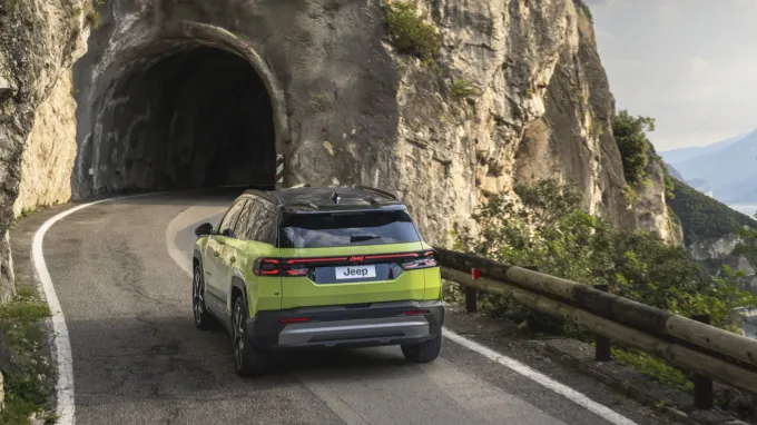 Jeep Compass : face arrière entrée de tunnel