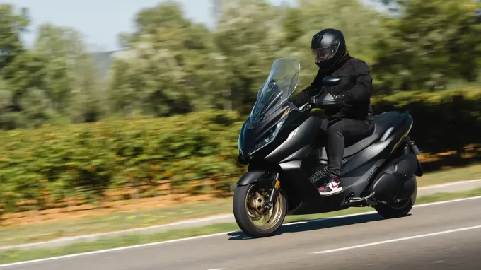 Zontes 368 E : profil avec pilote