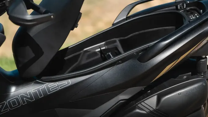 Zontes 368 E : Coffre sous selle