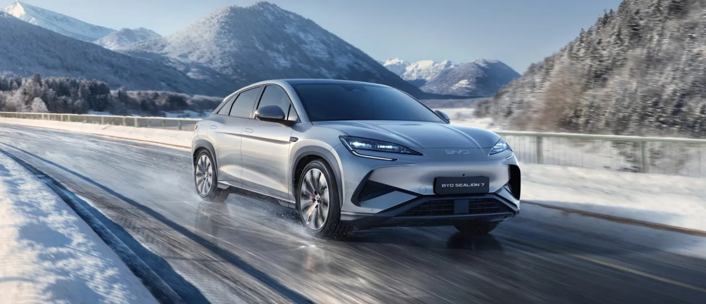 BYD Sealion 7 2024 : trois quarts avant droit sur route de montagne