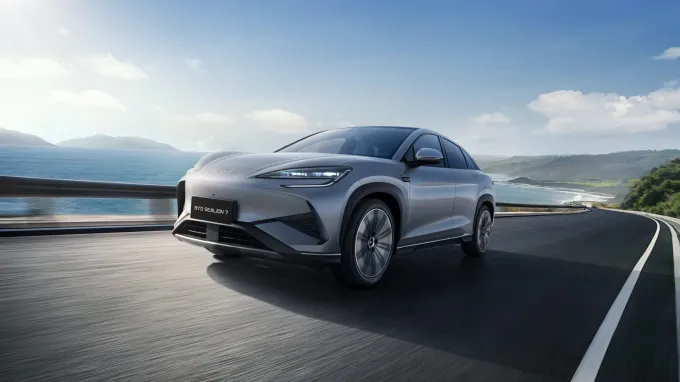 BYD Sealion 7 2024 : trois quarts avant gauche sur route en bord de mer