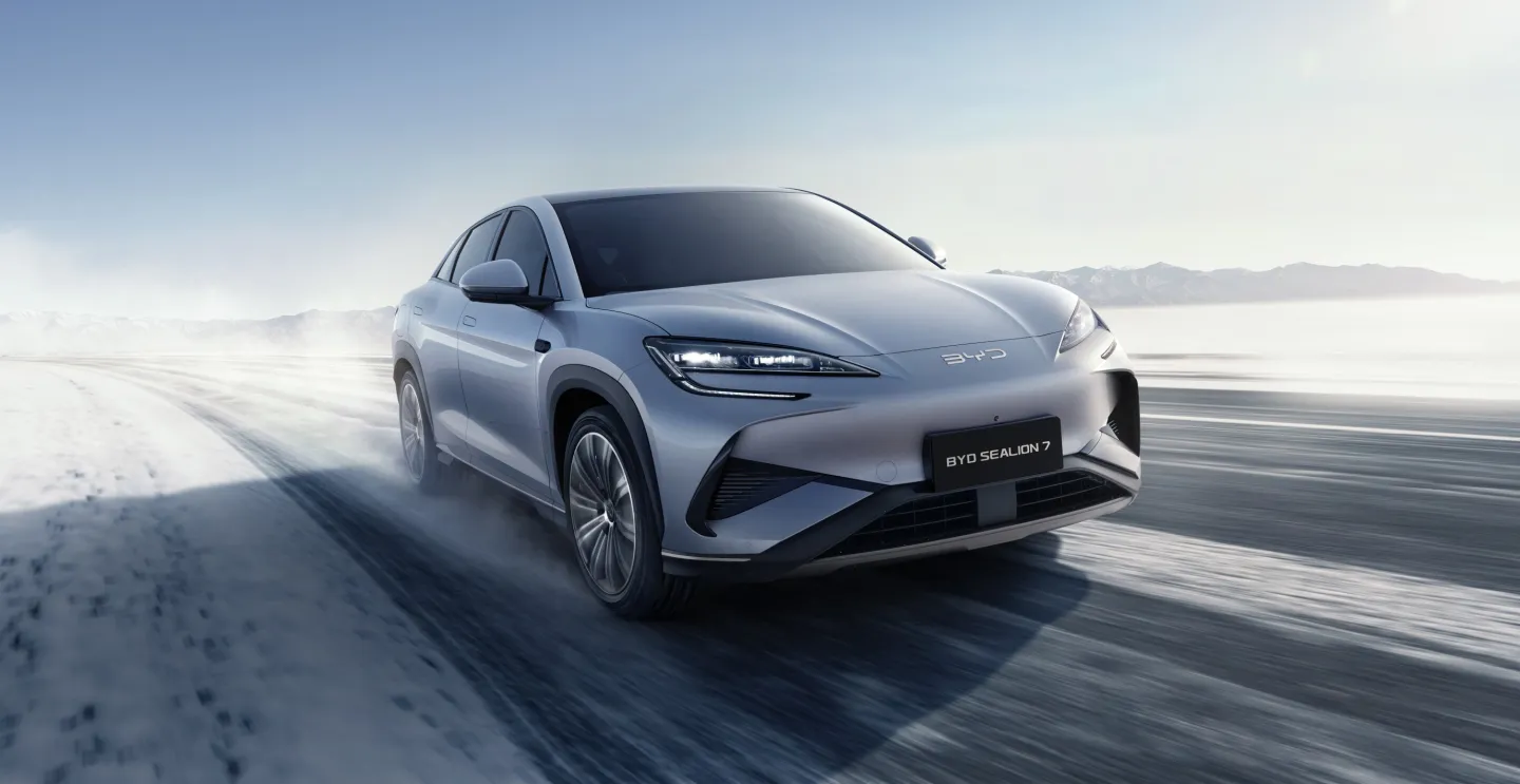 BYD Sealion 7 2024 : trois quarts avant droit sur route enneigée