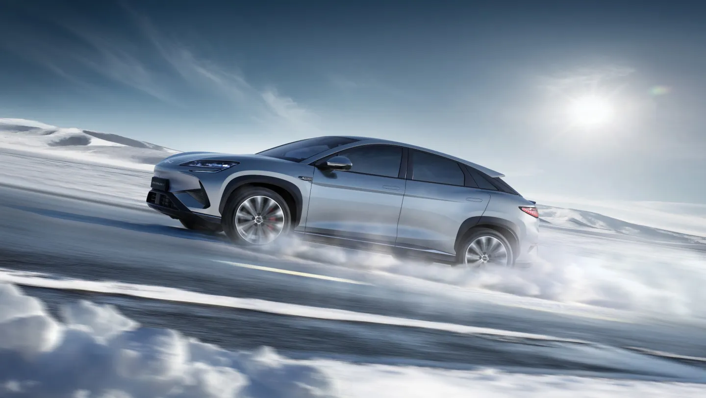 BYD Sealion 7 2024 : profil gauche sur route enneigée