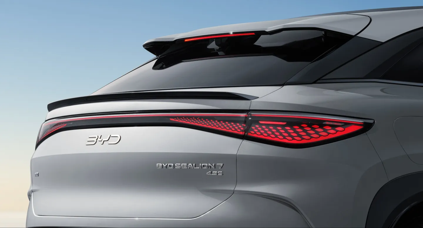 BYD Sealion 7 2024 : détail feu arrière