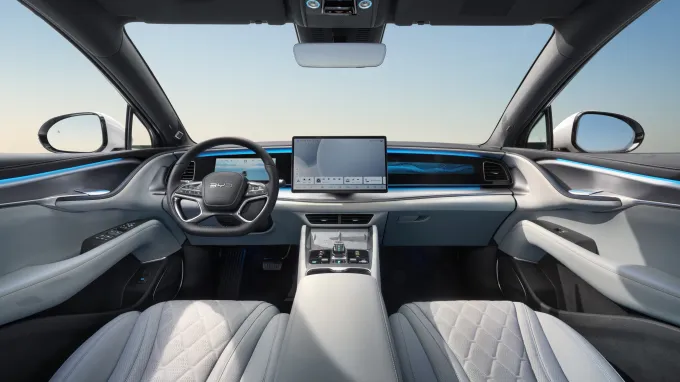 BYD Sealion 7 2024 : intérieur blanc et planche de bord